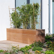 Das Malaga Rhombus Pflanzgefäß aus Hartholz ist die perfekte Wahl für alle, die einen natürlichen, nachhaltigen Look für ihren Garten suchen. Es ist robust, pflegeleicht und benötigt keine Behandlung. Mit der Zeit bekommt das Holz eine graue Farbe, die nicht nur schön aussieht, sondern auch die Qualität des Pflanzgefäßes nicht beeinträchtigt. Ideal für viele Gartenarten!