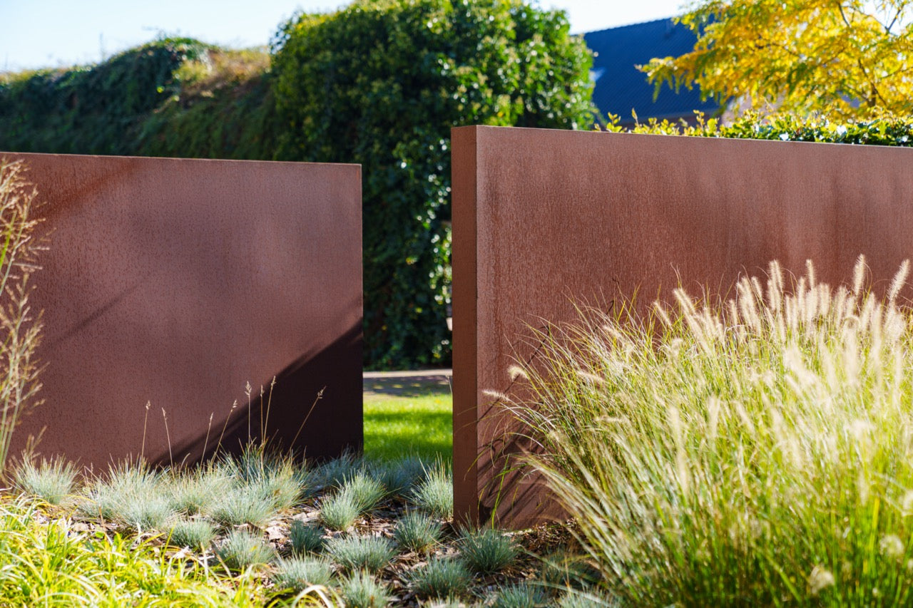 Adezz I Wand freistehend aus Cortenstahl