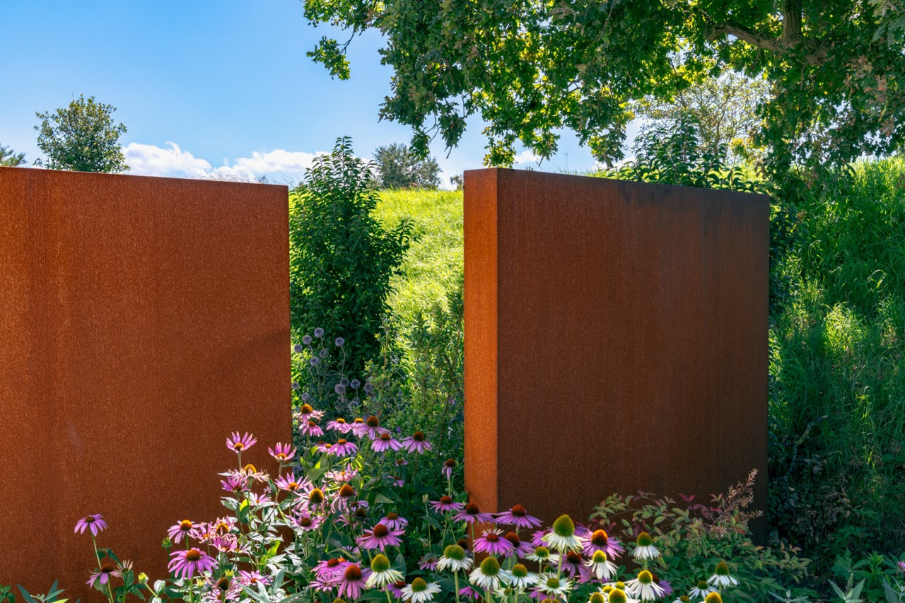Adezz I Wand freistehend aus Cortenstahl