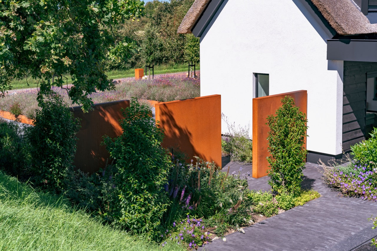 Adezz I Wand freistehend aus Cortenstahl