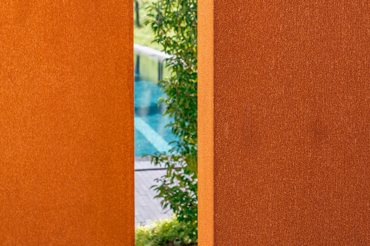 Adezz I Wand freistehend aus Cortenstahl