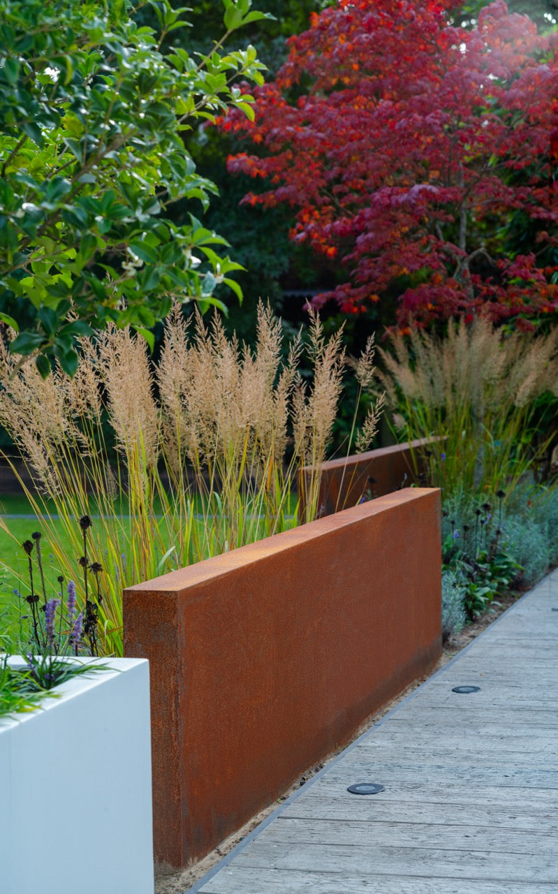 Adezz I Wand freistehend aus Cortenstahl