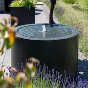 Der runde Wassertisch aus Aluminium ist mit einer weichen LED-Beleuchtung ausgestattet, die abends für eine angenehme Atmosphäre sorgt.