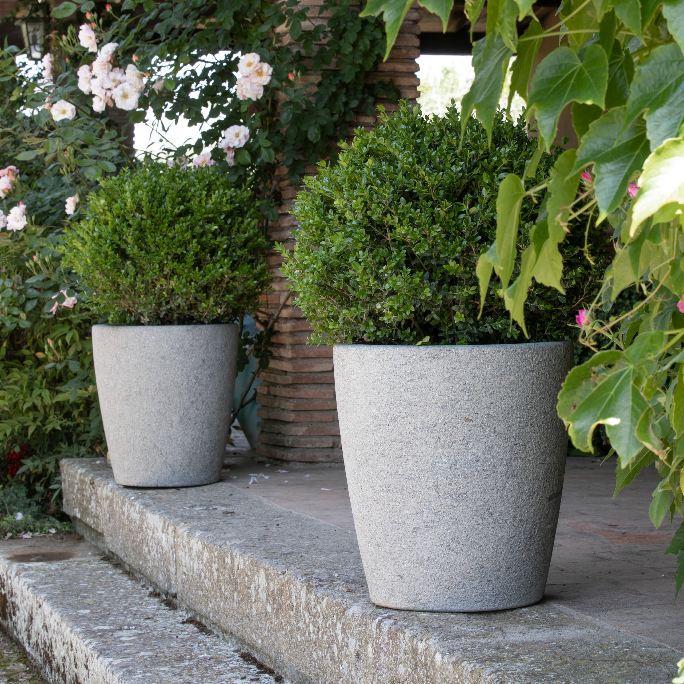 ATRIUM By VELTHA® – Pflanzgefäß aus Naturstein, Invertierte Kegelform in Peperino oder Travertin