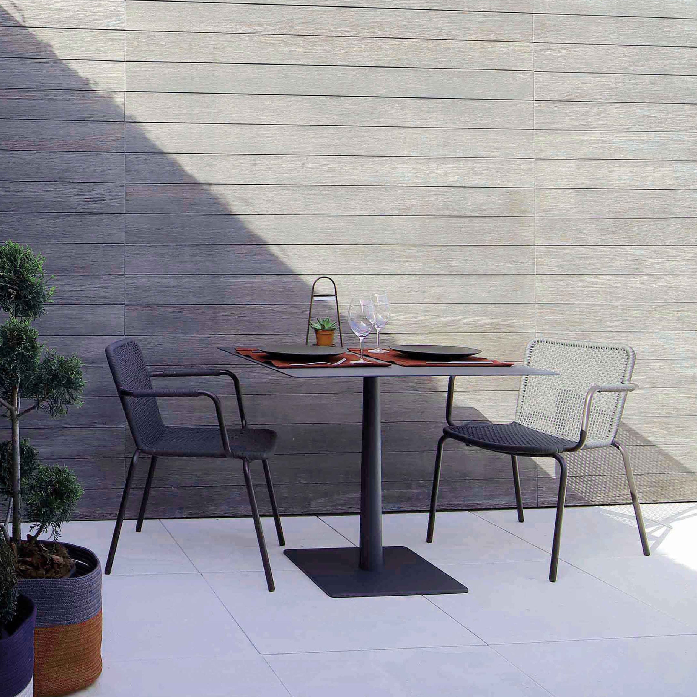 Dieser stapelbare Gartenstuhl hat eine stabile Aluminiumkonstruktion.
