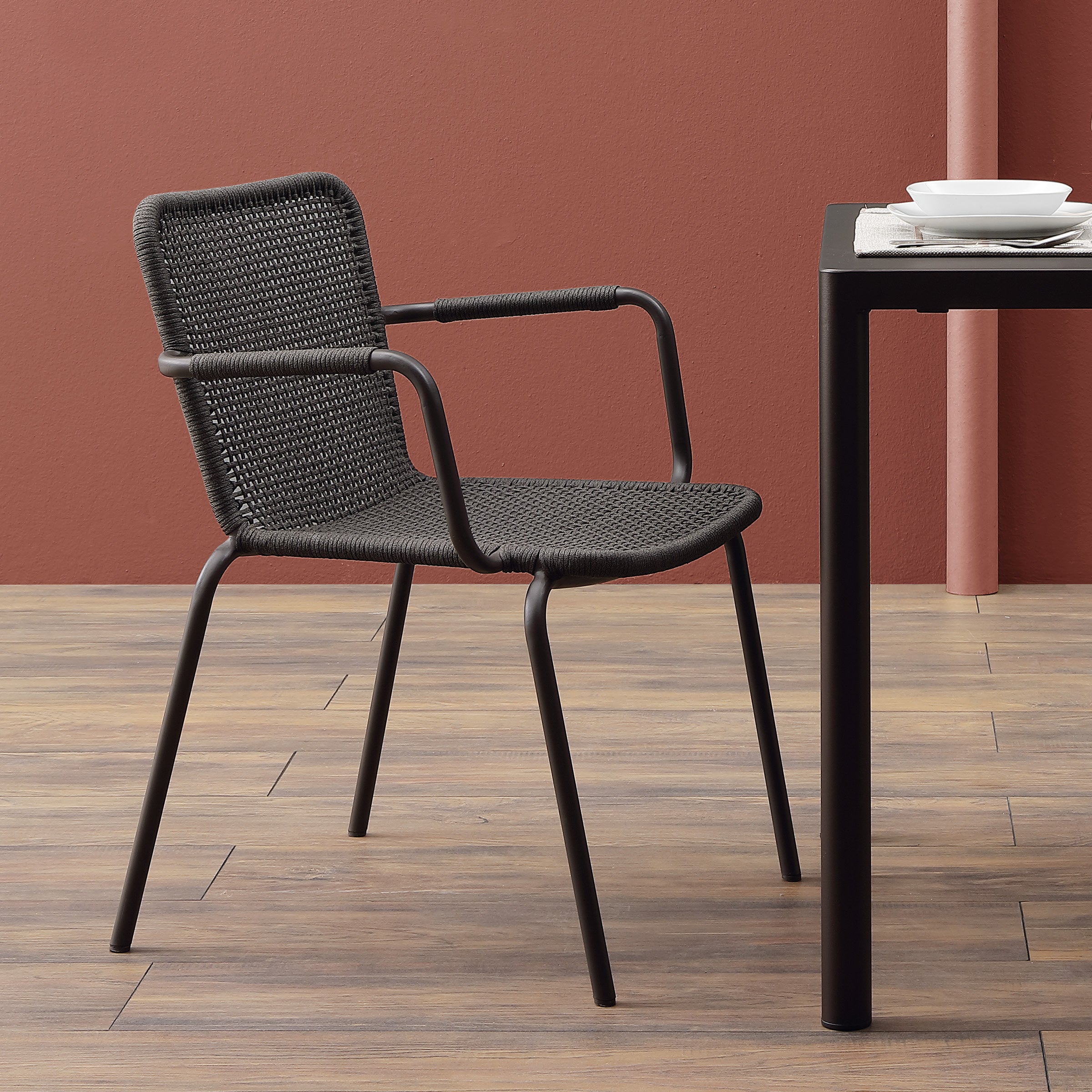 Die Rückenlehne und der Sitz sind aus wetterbeständigem Polypropylenseil handgewebt.
