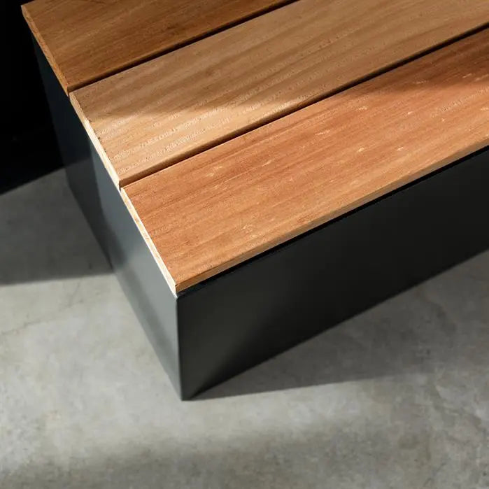 Adezz I Sockel mit Sitz