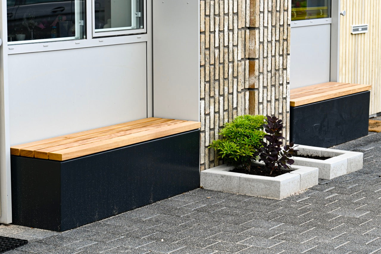 Adezz I Sockel mit Sitz aus Aluminium