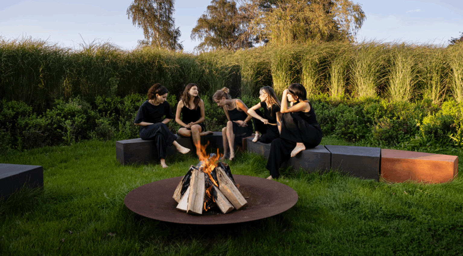 Erleben Sie die Atelier Vierkant Alph Bank: Ein Designermöbelstück aus Ton und Holz, das in zahlreichen Farben und Größen verfügbar ist und sich flexibel in verschiedene Raumkonzepte integrieren lässt.