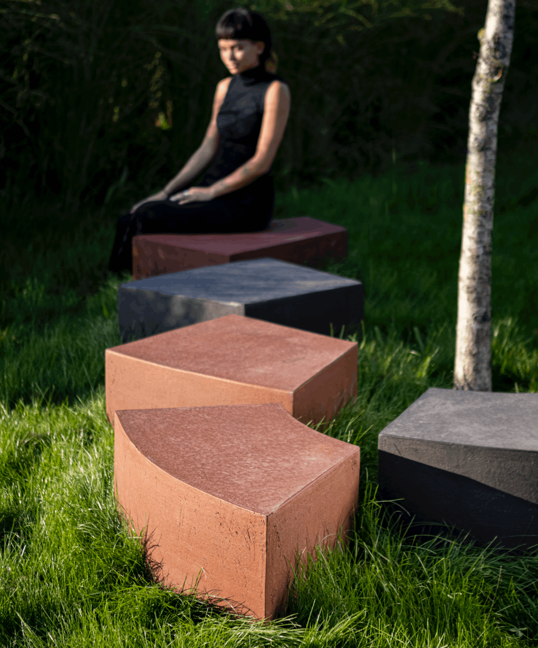 Philippe Allaeys’ Design, die Atelier Vierkant Alph Bank, bietet eine luxuriöse Kombination aus Tonbändern und Iroko-Holz. Die Bank ist individuell anpassbar und eignet sich für unterschiedliche Räume.