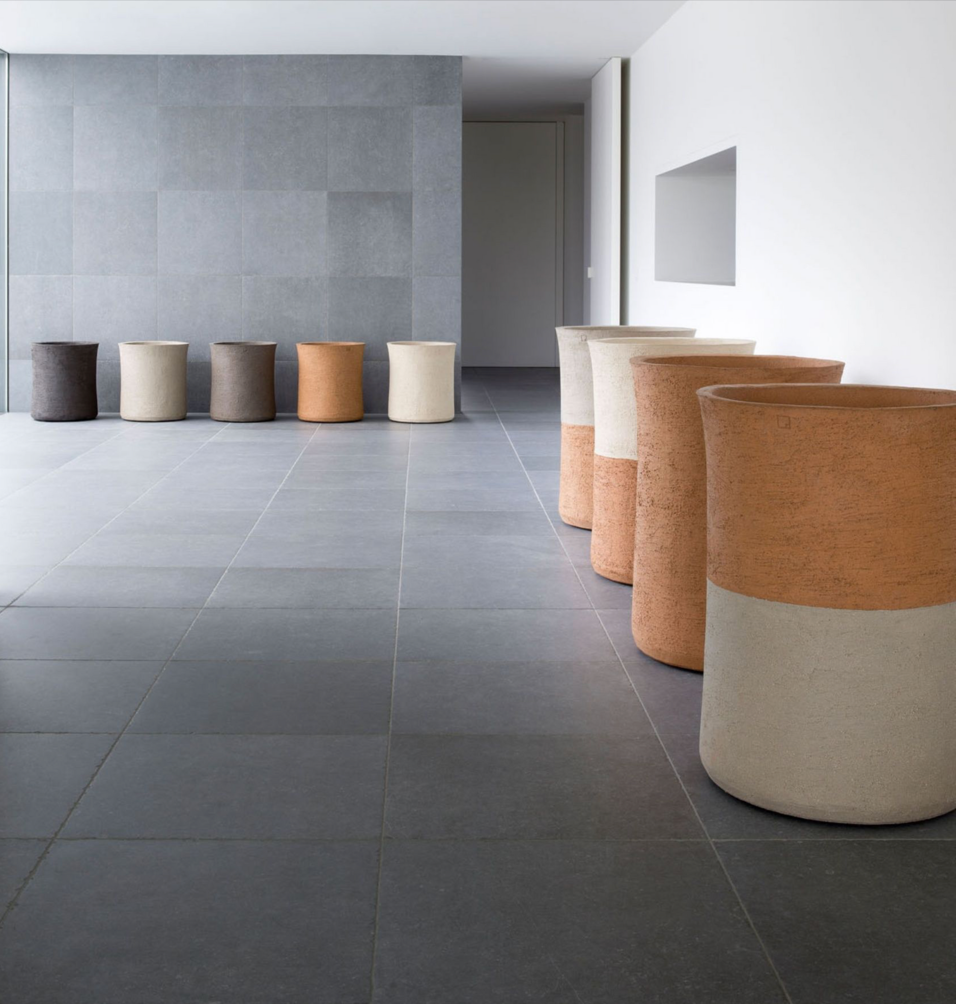 Mit dem Pflanzgefäß CLO erhalten Sie ein zeitloses Design. Es ist in zwei Größen erhältlich und kann in verschiedenen Farbvarianten, einfarbig oder zweifarbig, gestaltet werden. Das Gefäß hat eine matte Oberfläche und eine elegante Form.