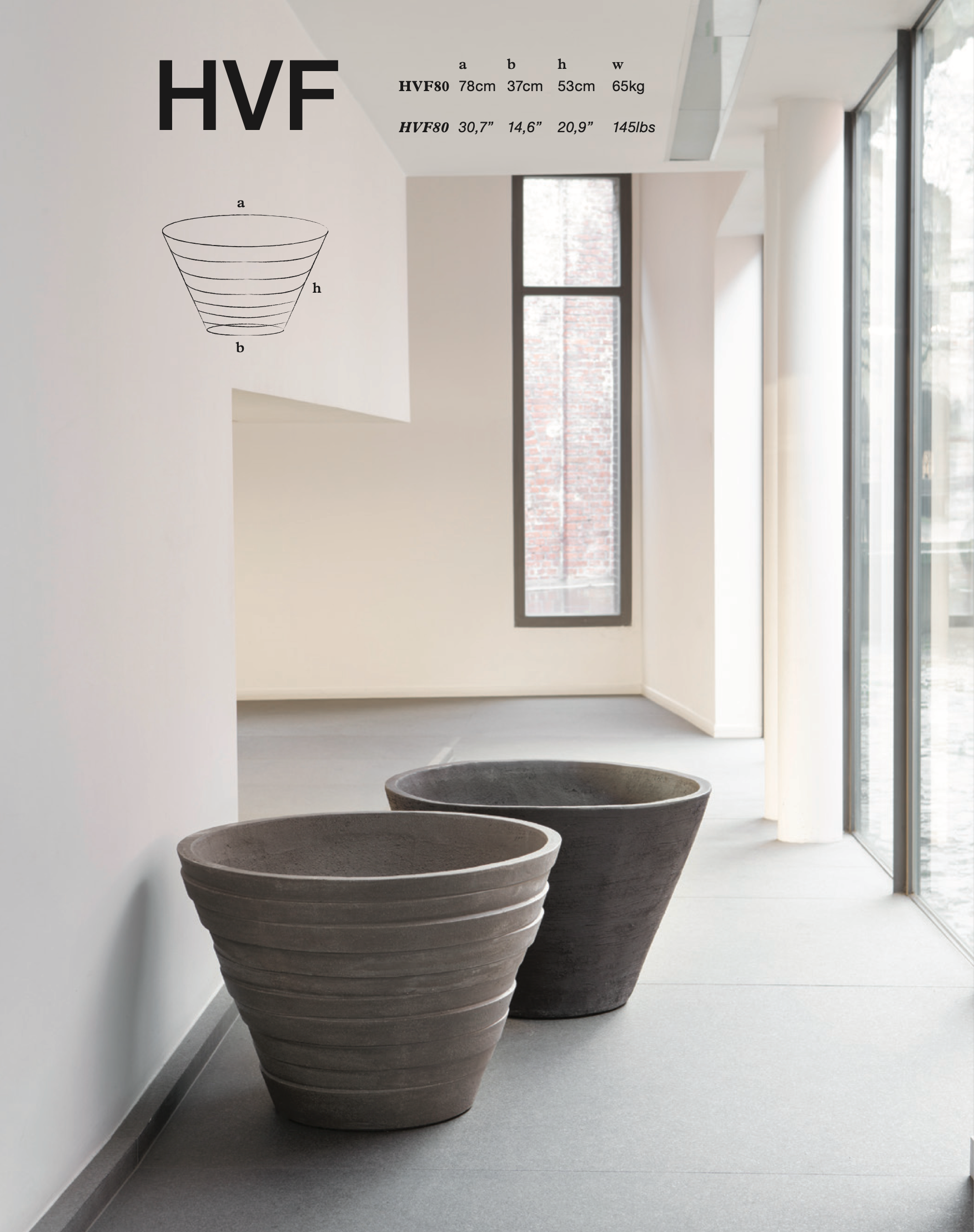 Handgefertigtes Atelier Vierkant HVF Pflanzgefäß aus Terrakotta mit profilierter Oberfläche, frostfest und für den Außenbereich geeignet.