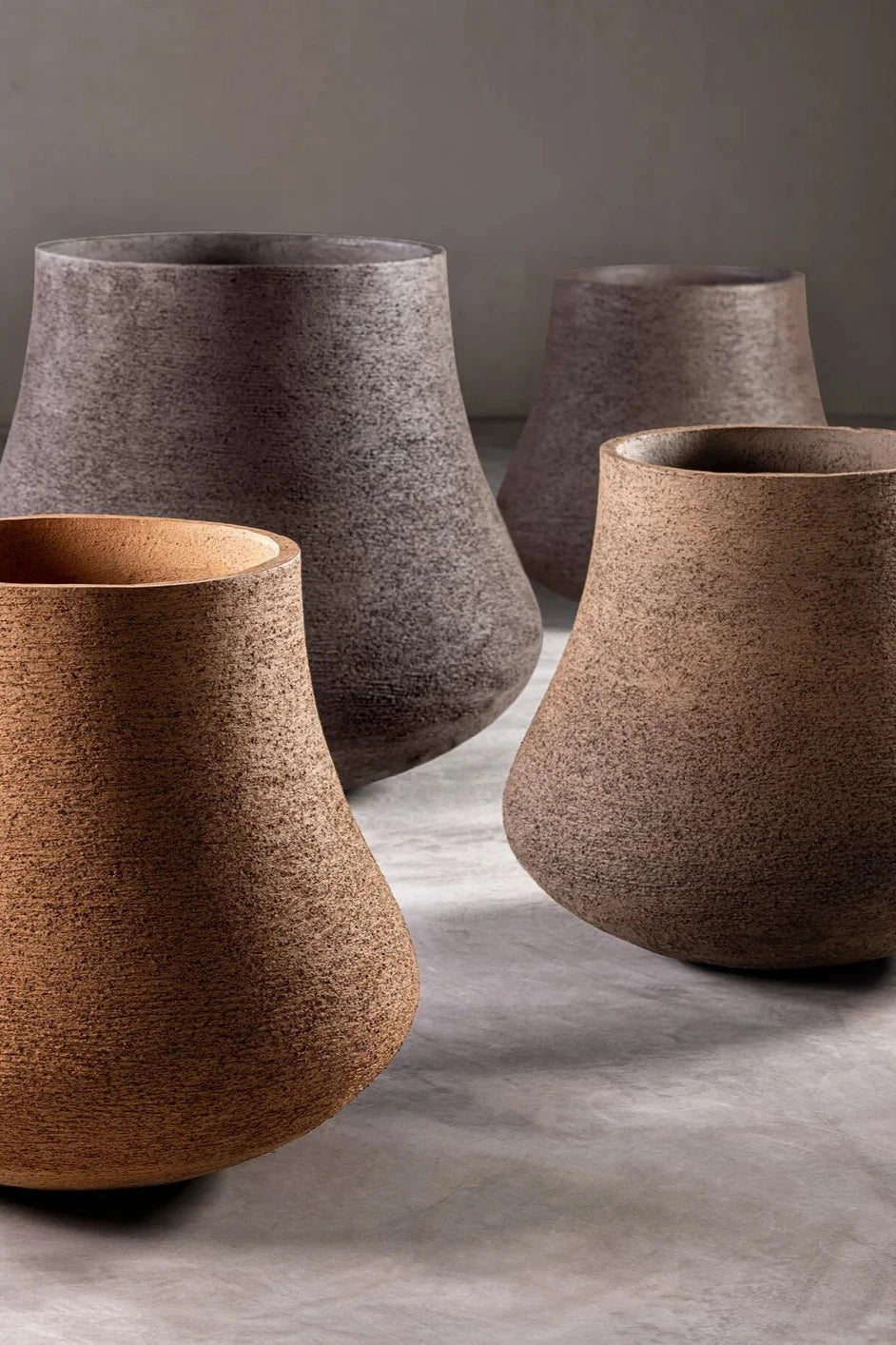 KTL Pflanzgefäß von Atelier Vierkant als skulpturales Solitärgefäß im Außenbereich.