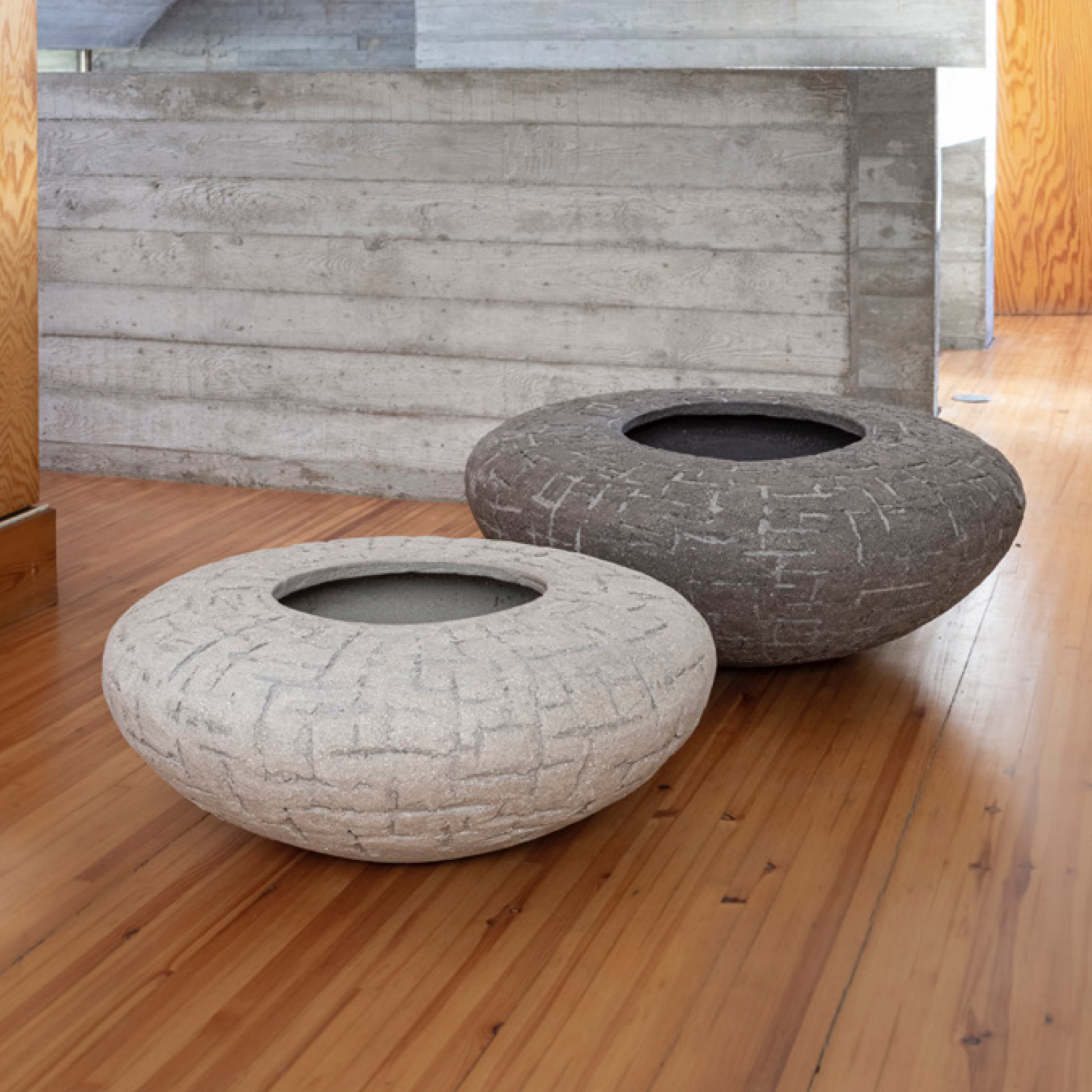 Dieses Pflanzgefäß hat eine rundlich-ovale Form mit einem flachen Rand und ist handgefertigt aus Terrakotta.
Es hat die Maße Ø34x80x32cm und bietet viel Platz für Pflanzen wie Blumen oder kleine Bäume.