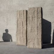 Atelier-Vierkant-MLH200-monumentale-Pflanzsaeule-193cm-Terrakotta-800kg-Belgien