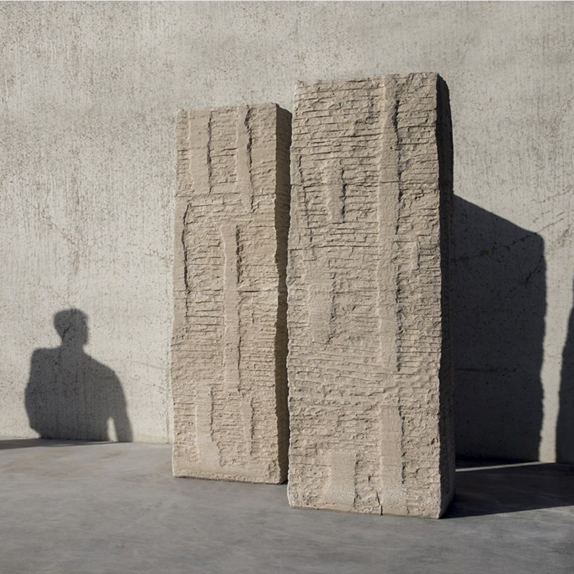 Atelier-Vierkant-MLH200-monumentale-Pflanzsaeule-193cm-Terrakotta-800kg-Belgien