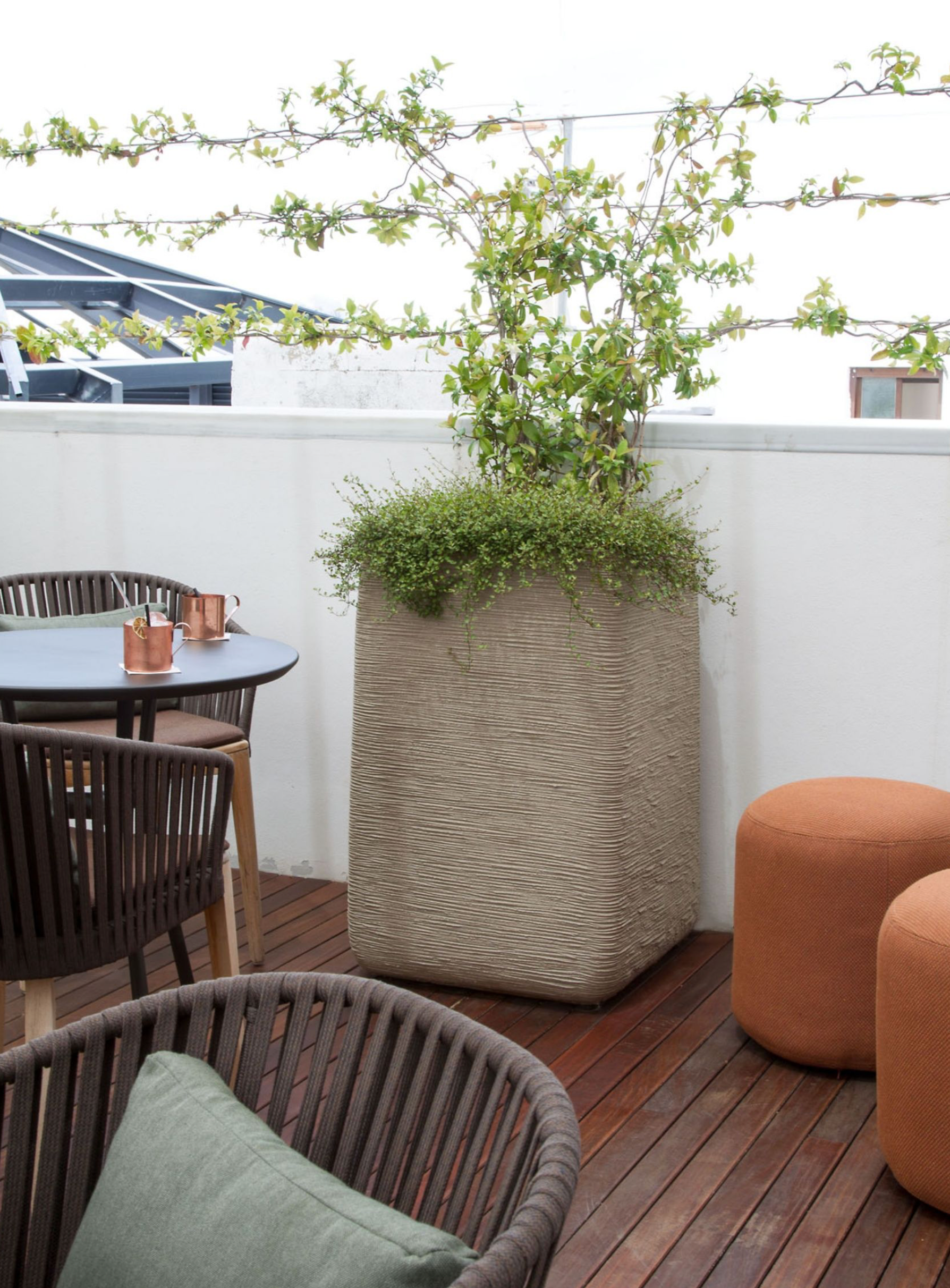 Das Atelier Vierkant BCH90 Pflanzgefäß ist ein hochwertiges, handgefertigtes Produkt aus Terrakotta. Es ist frostfest und in verschiedenen Farben erhältlich.