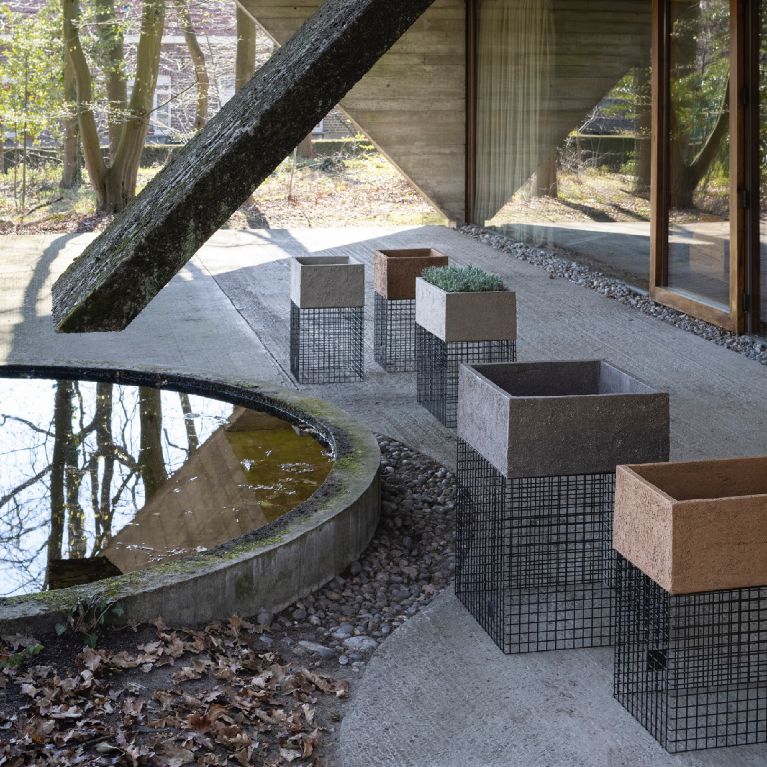 Dieses Pflanzengefäß ist leicht und kombiniert Ton mit Draht für ein modernes und luftiges Design.