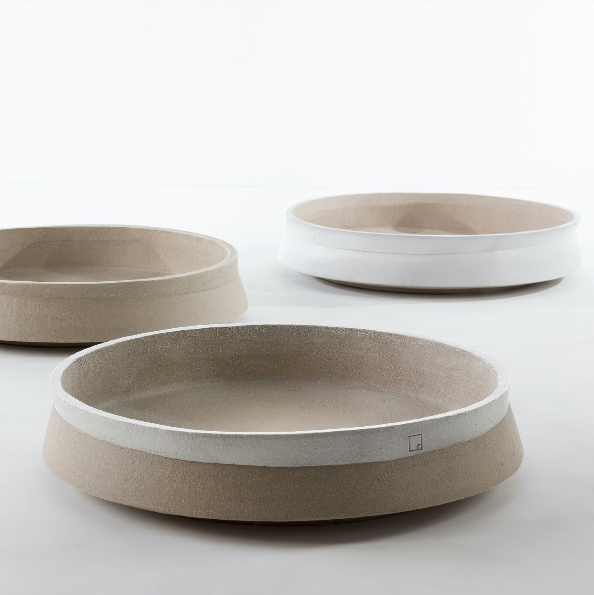 Die Pflanzenschale SB15 von Atelier Vierkant setzt neue Maßstäbe in der Gartengestaltung. Mit einem Durchmesser von 82 cm und einer flachen, runden Form fügt sich diese hochwertige Terrakotta-Schale perfekt in jeden Außenbereich ein. Ob bepflanzt oder als eigenständiges Dekoelement, die SB15 bietet Ihnen eine stilvolle Möglichkeit, Ihren Garten aufzuwerten. Hergestellt aus frostfestem Terrakotta, hält sie selbst widrigsten Wetterbedingungen stand.