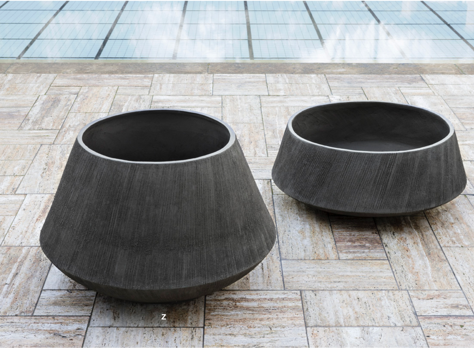 Jedes SP50 Pflanzgefäß ist einzigartig und bringt mit seinen sorgfältigen Details eine besondere Atmosphäre in Ihren Garten.