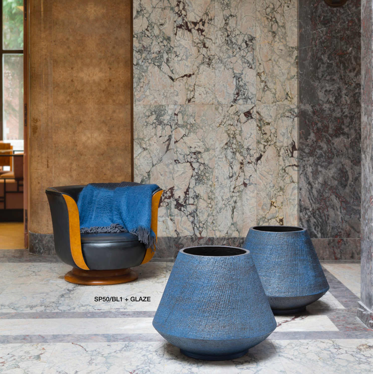 Dieses Pflanzgefäß ist ein handgefertigtes Kunstwerk, das mit seinen klaren Linien und zeitlosen Formen überzeugt.
