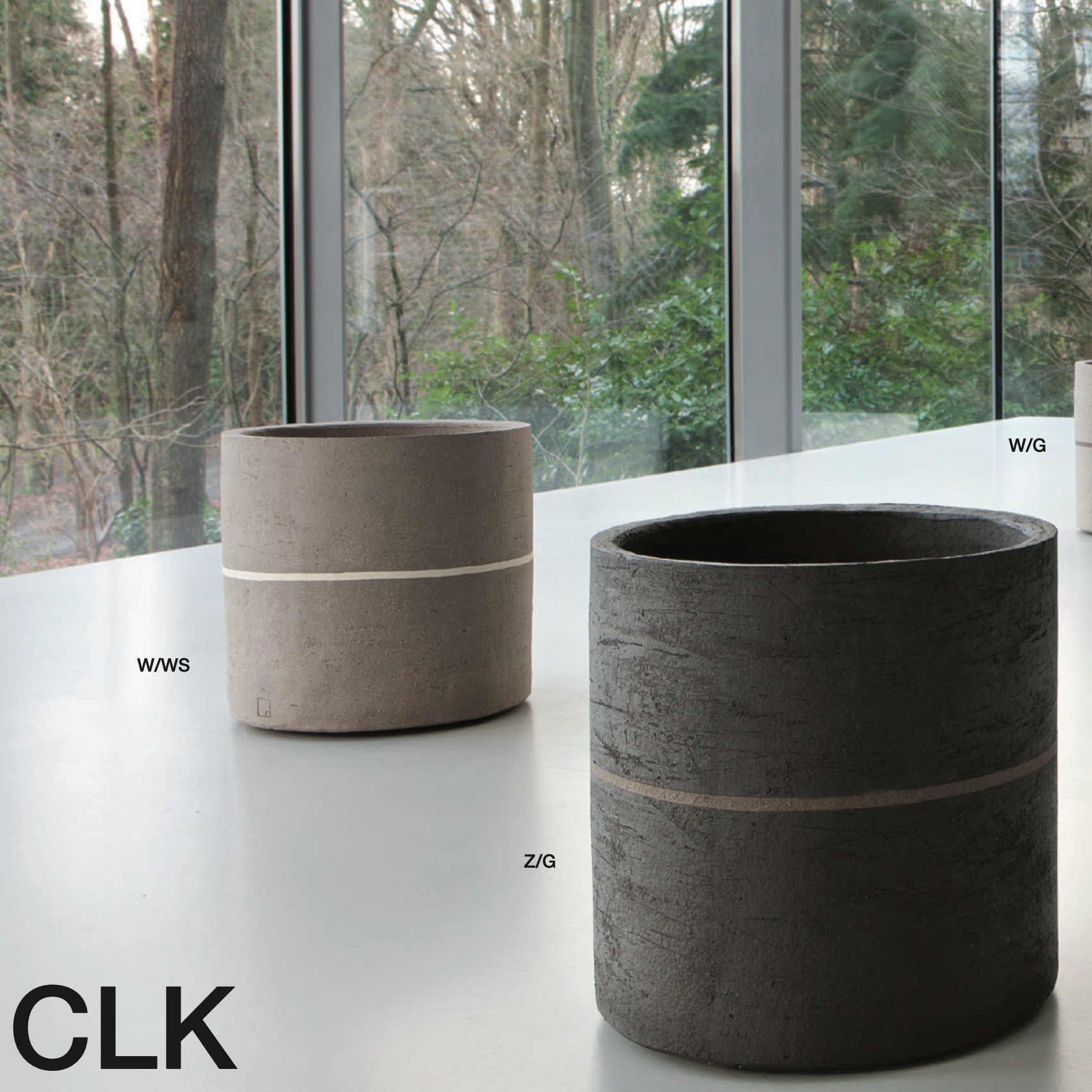 Das CLK-Gefäß von Atelier Vierkant ist ein handgefertigter, zylindrischer Pflanztopf aus hochwertigem Terrakotta. Seine glatt gestrichene Oberfläche fühlt sich weich an und die schmalen Farbstreifen in der Mitte setzen dezente, stilvolle Akzente.