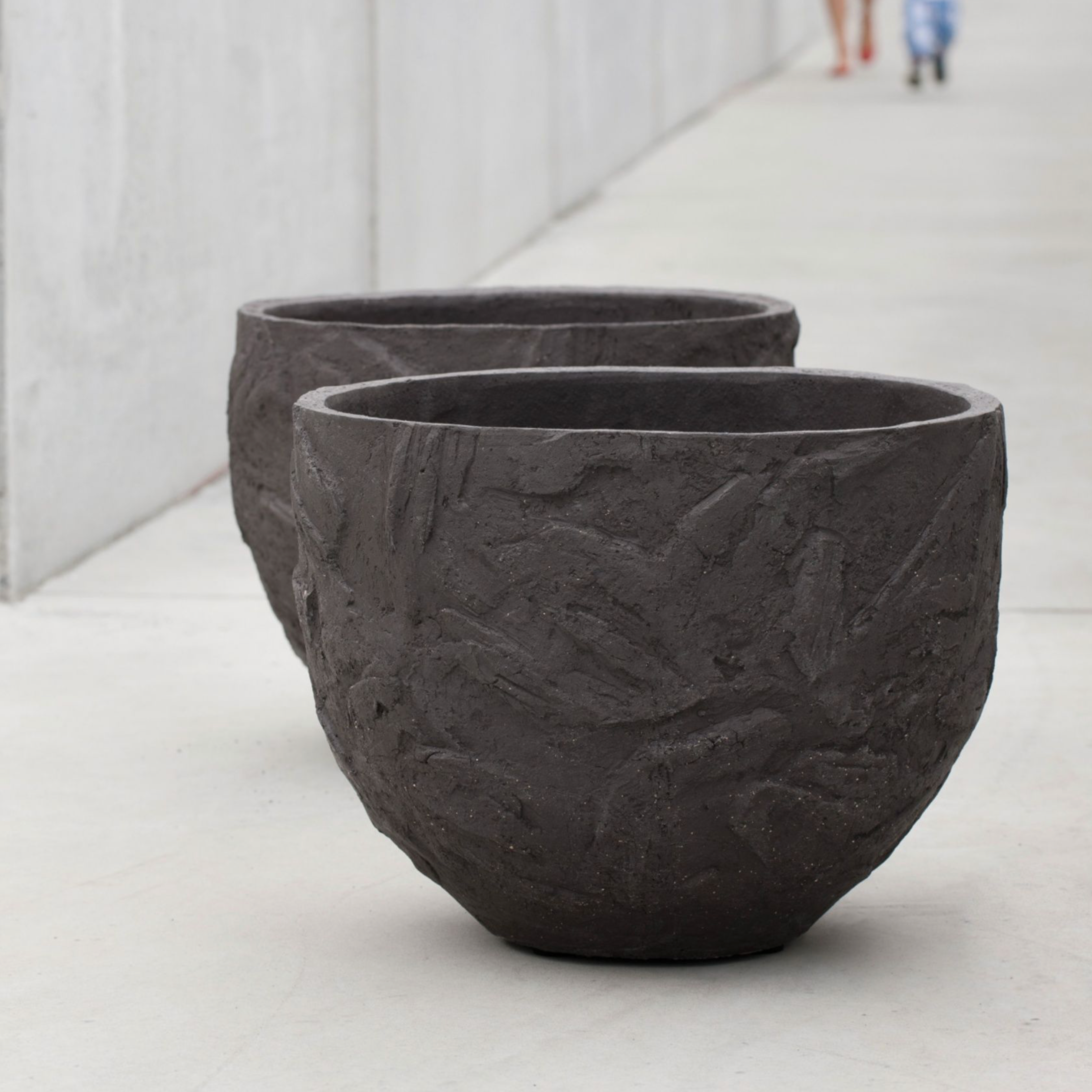 Das Pflanzengefäß UP von Atelier Vierkant ist ein hochwertiges Terrakotta-Gefäß, das in verschiedenen Farben erhältlich ist. Mit seiner grob strukturierten Oberfläche ist es eine ansprechende Bereicherung für Ihre Terrasse. Das Gefäß ist besonders frostfest und eignet sich daher ideal für die ganzjährige Nutzung im Außenbereich.