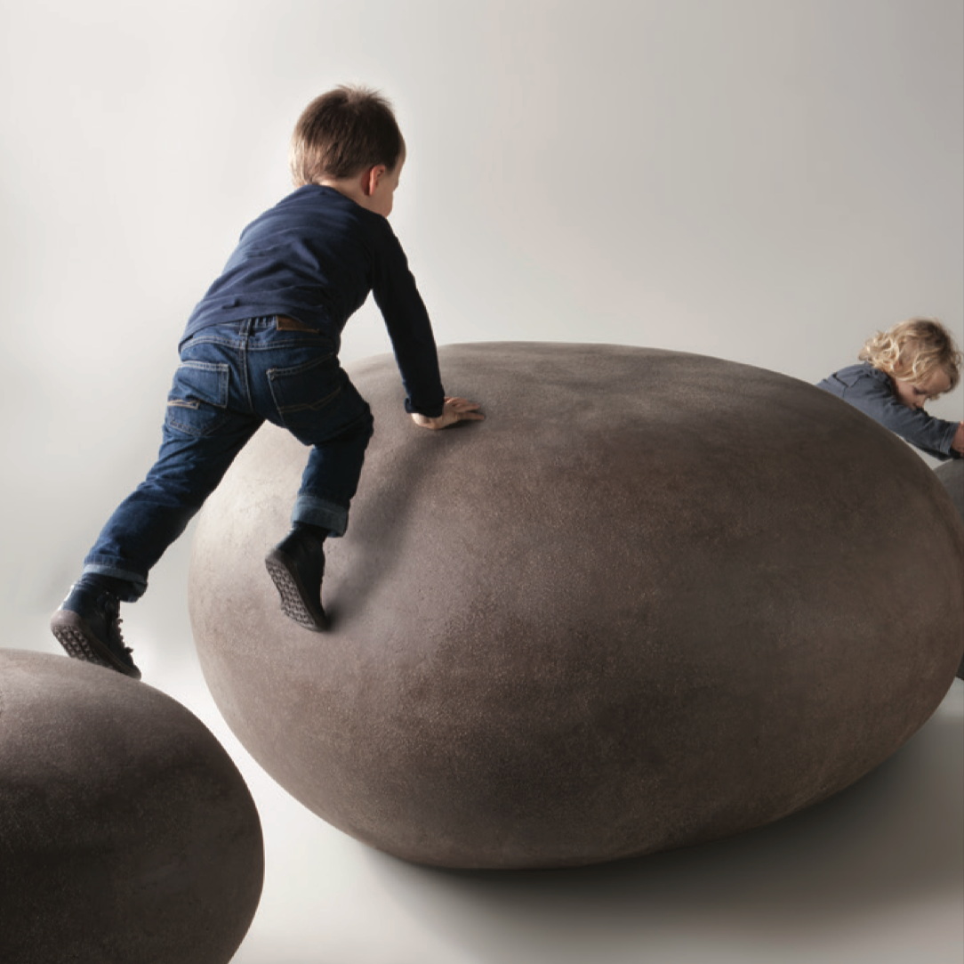 Organisch geformter Atelier Vierkant KR Sitzstein aus Keramik auf Terrasse im Außenbereich