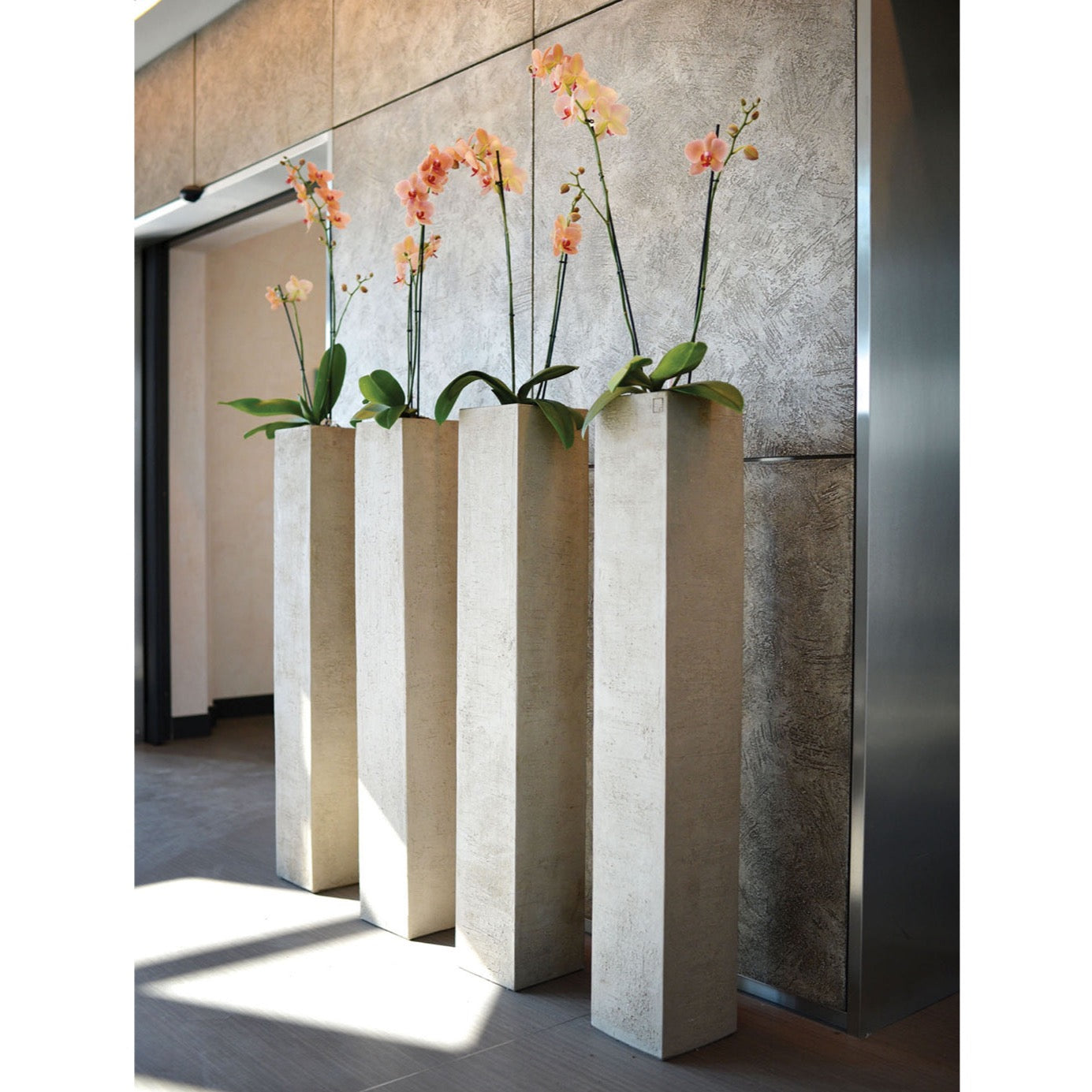 Das Gefäß ist aus speziellem Ton hergestellt, der aus verschiedenen europäischen Regionen stammt und sorgfältig von Hand geformt wurde.