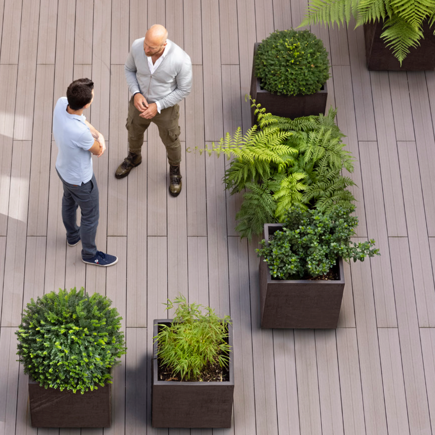 Entdecken Sie das exklusive "B Cube" Pflanzgefäß von Atelier Vierkant. Handgefertigt aus hochwertigem Terrakotta, bietet es eine elegante, klare Form und eine glatt gestrichene Oberfläche, die jedem Innen- und Außenbereich einen Hauch von Luxus verleiht. Verfügbar in extra weiß, weiß, rot, cork, grau und schwarz, passt es sich perfekt an Ihre individuellen Vorlieben an. Perfektionieren Sie Ihre Raumgestaltung mit diesem einzigartigen Designerstück.