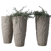 Das Bild zeigt ein handgefertigtes Pflanzgefäß der AHO-Serie von Atelier Vierkant. Es ist aus hochwertigem Ton gefertigt und hat eine glatte, matte Oberfläche. Das Gefäß ist in einem eleganten, hellen Farbton gehalten, der je nach Modell Weiß, Grau oder Schwarz sein kann. Die Form ist schlicht und minimalistisch, mit einem leicht konischen Verlauf – der obere Durchmesser ist größer als der untere. 