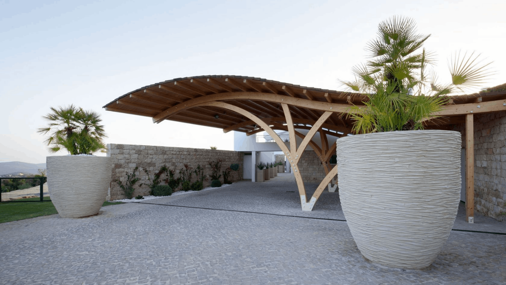 Das Atelier Vierkant AUB180 ist ein großes, handgefertigtes Pflanzgefäß mit einer glatten oder strukturierten Oberfläche. Es ist in verschiedenen Farben erhältlich und besonders frostbeständig, ideal für den Einsatz im Freien.