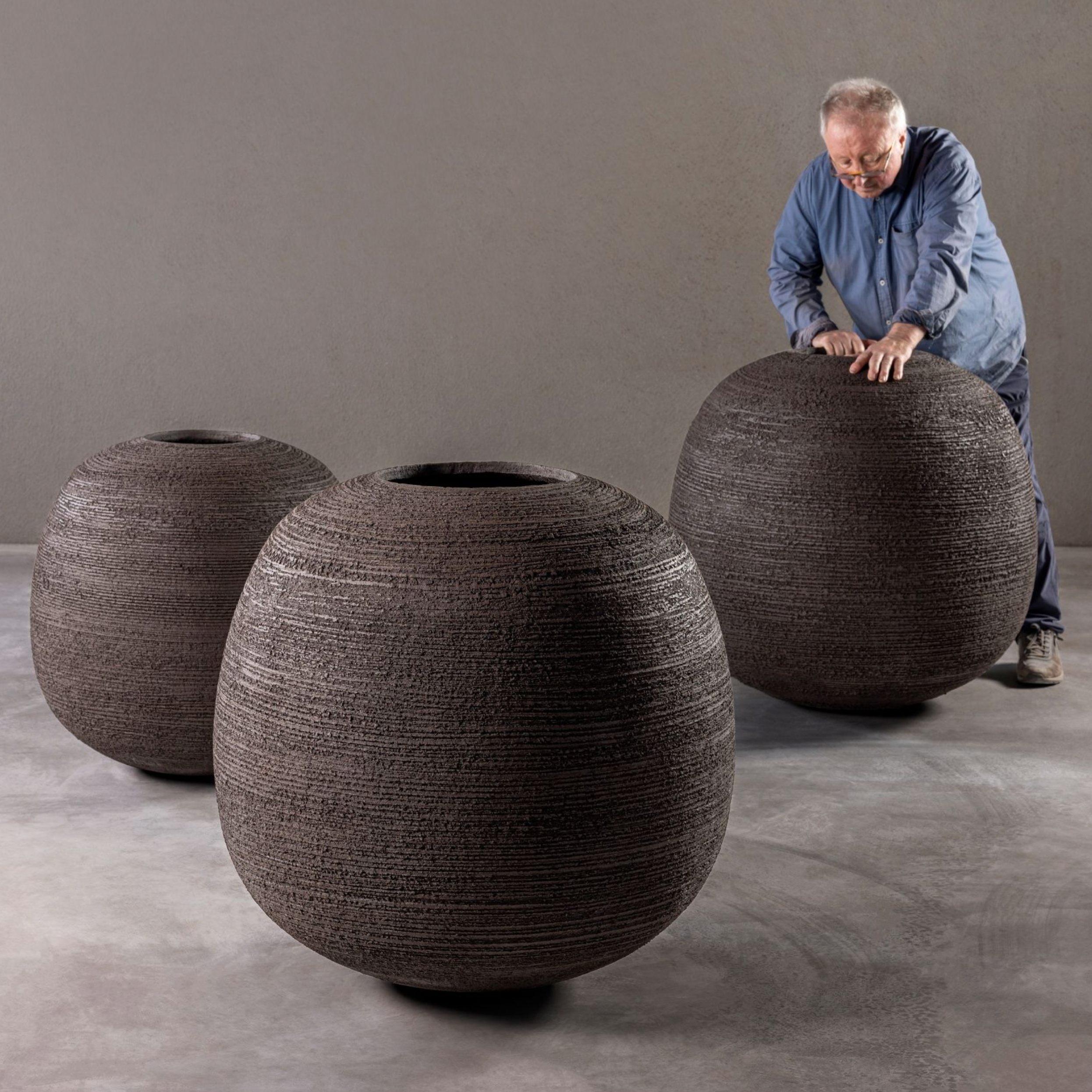 Ein harmonisches Zusammenspiel von Natur und Kunst: Das Pflanzengefäß LMP von Atelier Vierkant. Die organische Form und die handgefertigte Textur dieses einzigartigen Gefäßes bieten einen eleganten Rahmen für die Schönheit der Pflanzenwelt. In seiner schlichten Eleganz fügt sich das LMP nahtlos in jedes Ambiente ein und schafft eine Verbindung zwischen Innen- und Außenraum. Lassen Sie Ihre Pflanzen in diesem Kunstwerk der Keramik erblühen und erleben Sie die Symbiose von Kunst und Natur in Ihrem Zuhause