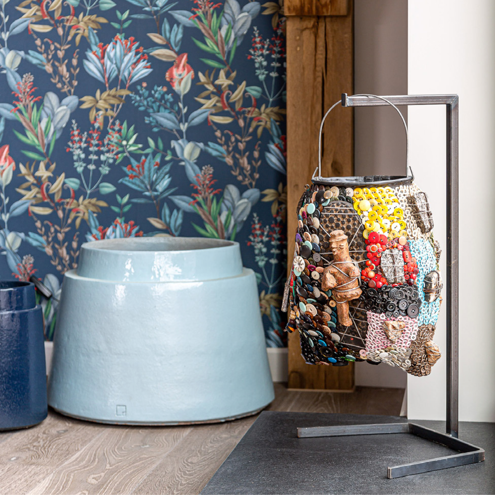 Der GRS Pflanzkübel von Atelier Vierkant – elegantes Design in Schwarz oder Weiß mit einem subtilen schwarzen Rand.