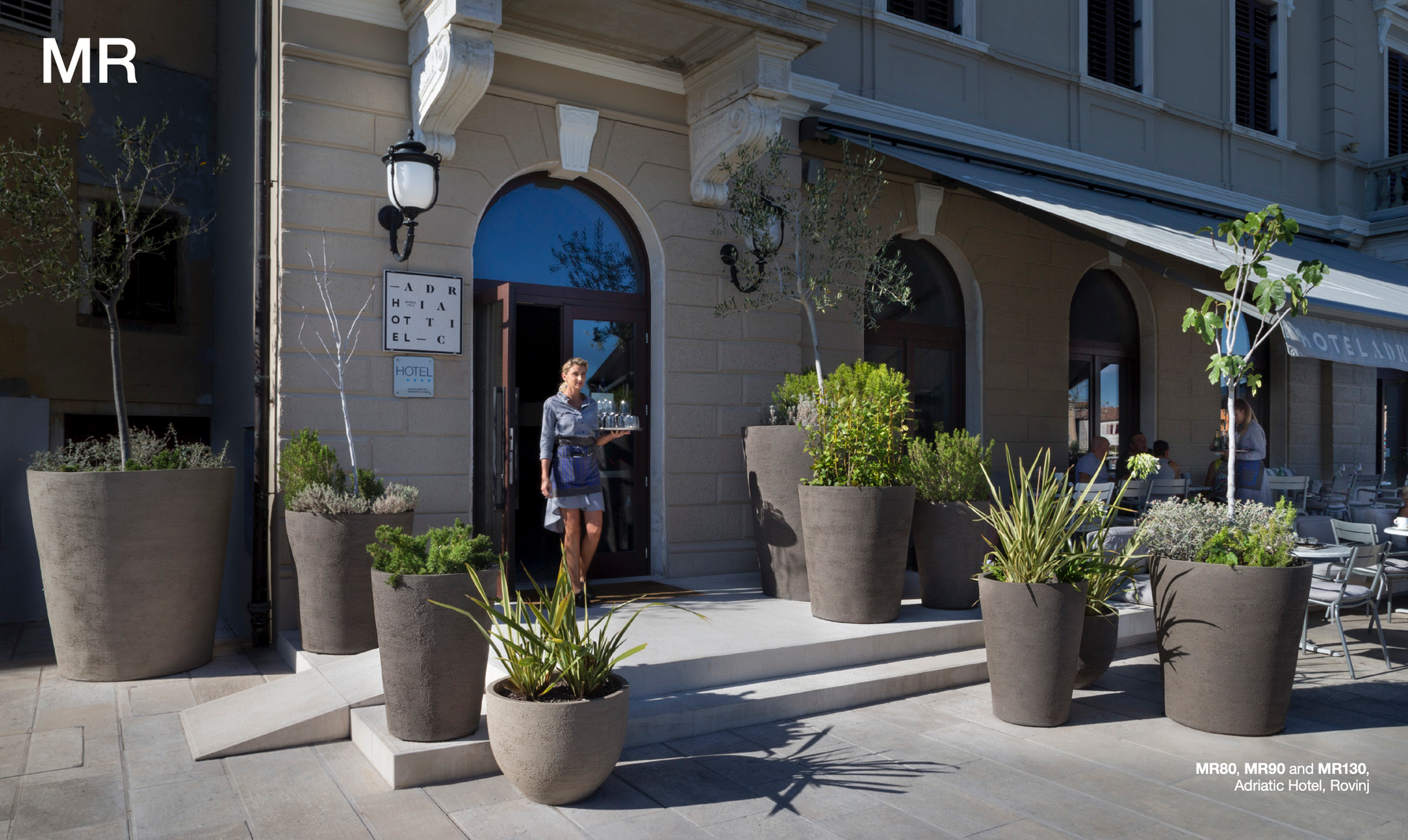 Das Terrakotta-Gefäß hat eine weiche, glatte Oberfläche und eine traditionelle Form. Durch seinen speziellen Brennvorgang ist es extrem frostfest und kann im Freien überwintern.