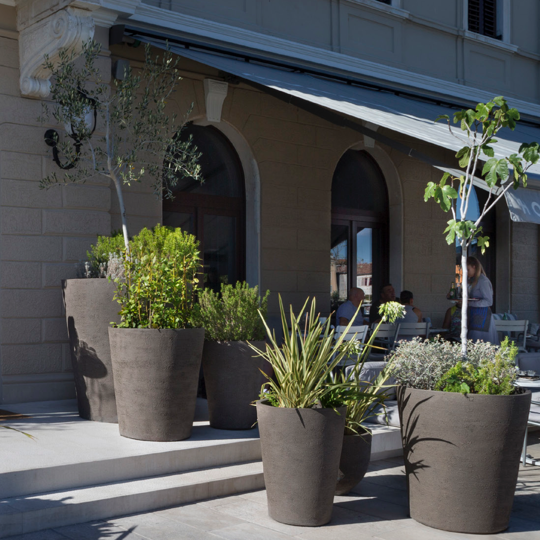 Das Terrakotta-Pflanzgefäß MR von Atelier Vierkant ist ein handgefertigtes, frostfestes Gefäß mit einer glatten, sanft gestrichenen Oberfläche und klassischer Form. Es bietet genug Platz für verschiedene Pflanzenarten und kann das ganze Jahr über draußen stehen.