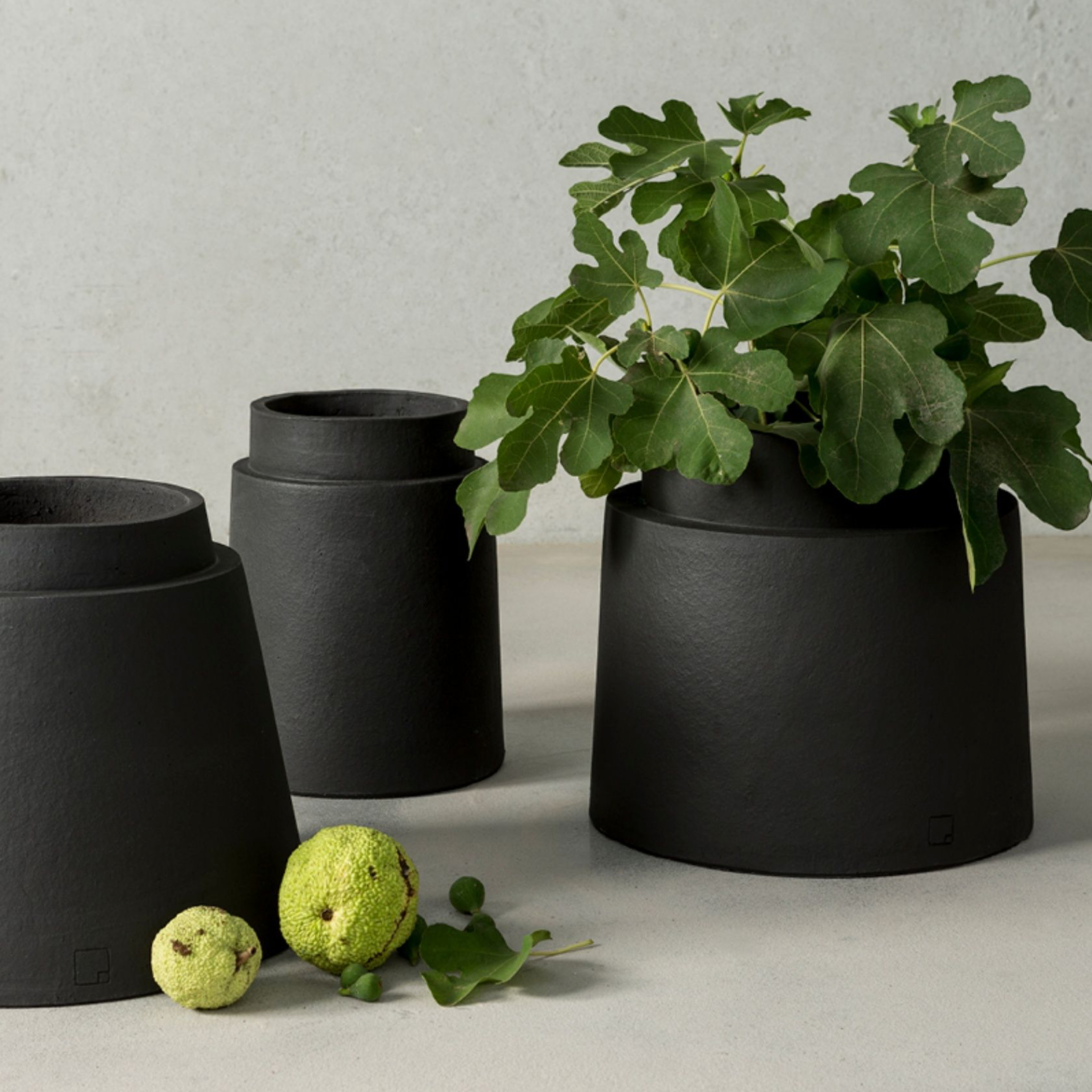 Erlebe Positivität mit Atelier Vierkant's Model GR: stilvolles Stilleben in Schwarz-Weiß-Kontrast. Jetzt inspirieren lassen!