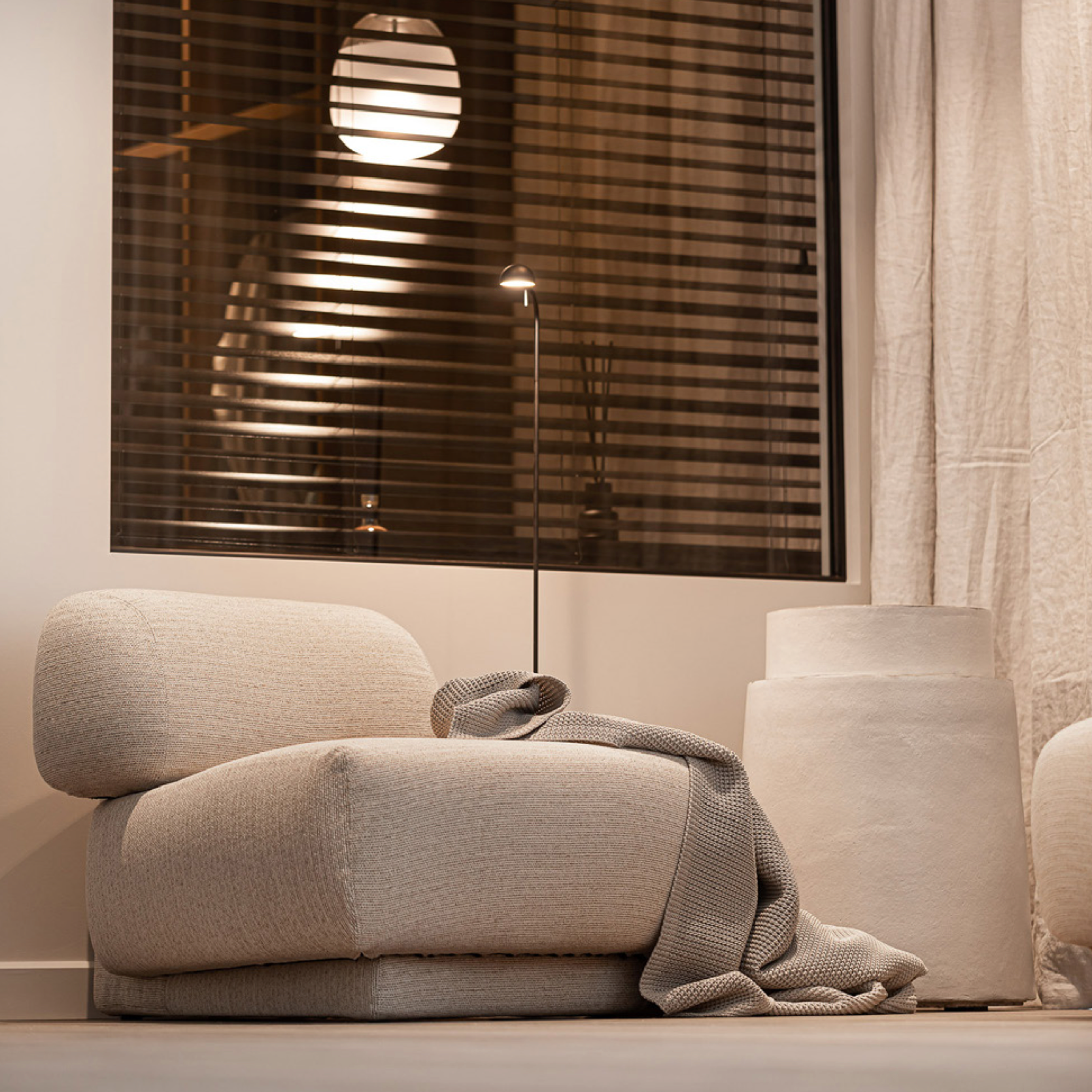 Entdecken Sie das Model GR von Atelier Vierkant – Stilleben in Perfektion. Eleganz in Schwarz oder Weiß, die inspiriert. Jetzt ansehen!