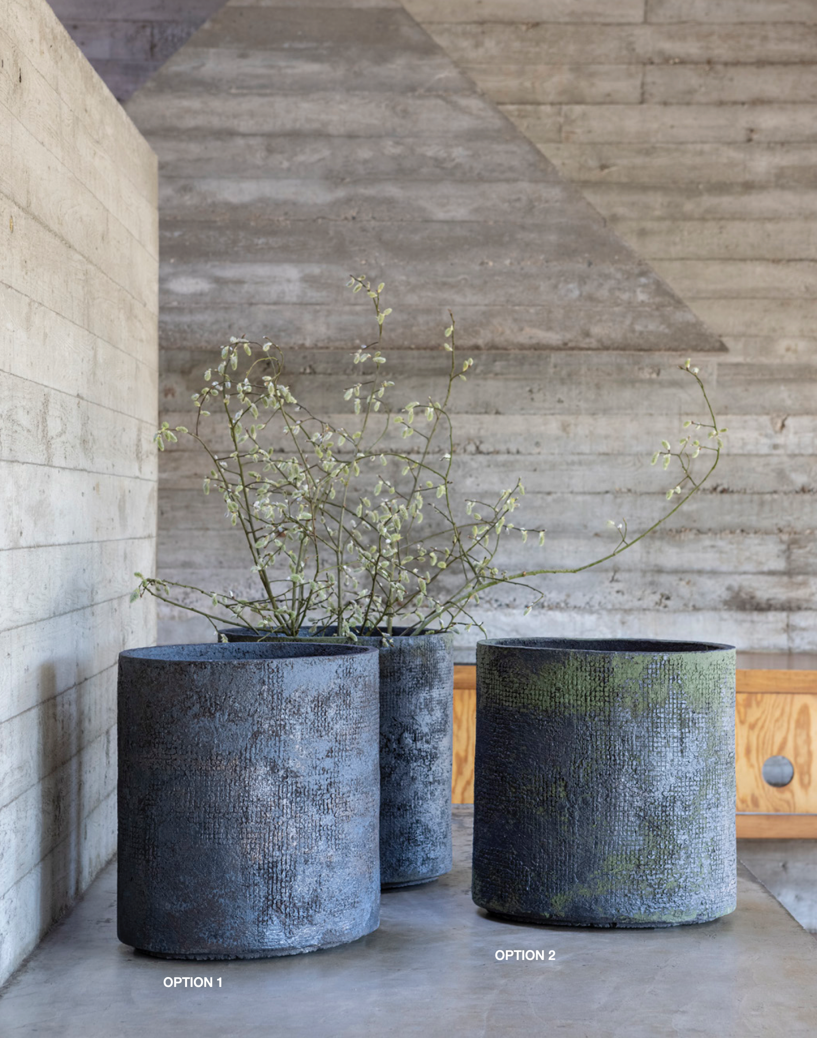 Das Atelier Vierkant OP Pflanzgefäß ist handgefertigt aus natürlichem Ton und hat eine organische, runde Form.