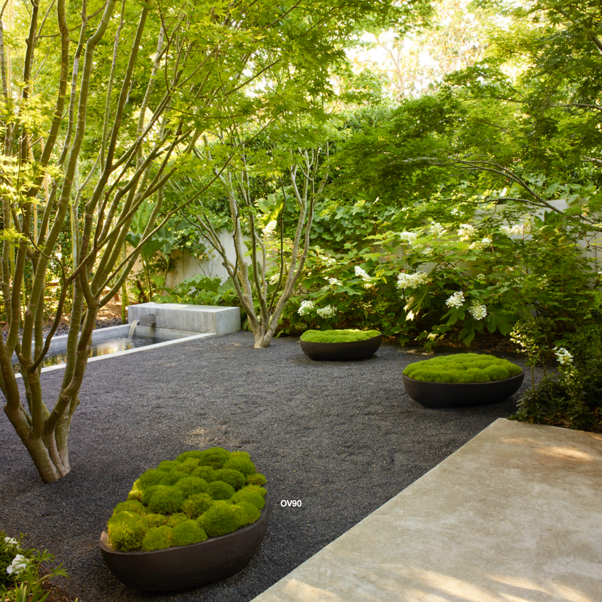 Die Pflanzenschale OV von Atelier Vierkant ist eine ovale, handgefertigte Terrakotta-Schale. Erhältlich in mehreren Farben und Größen für individuelle Gestaltungen.