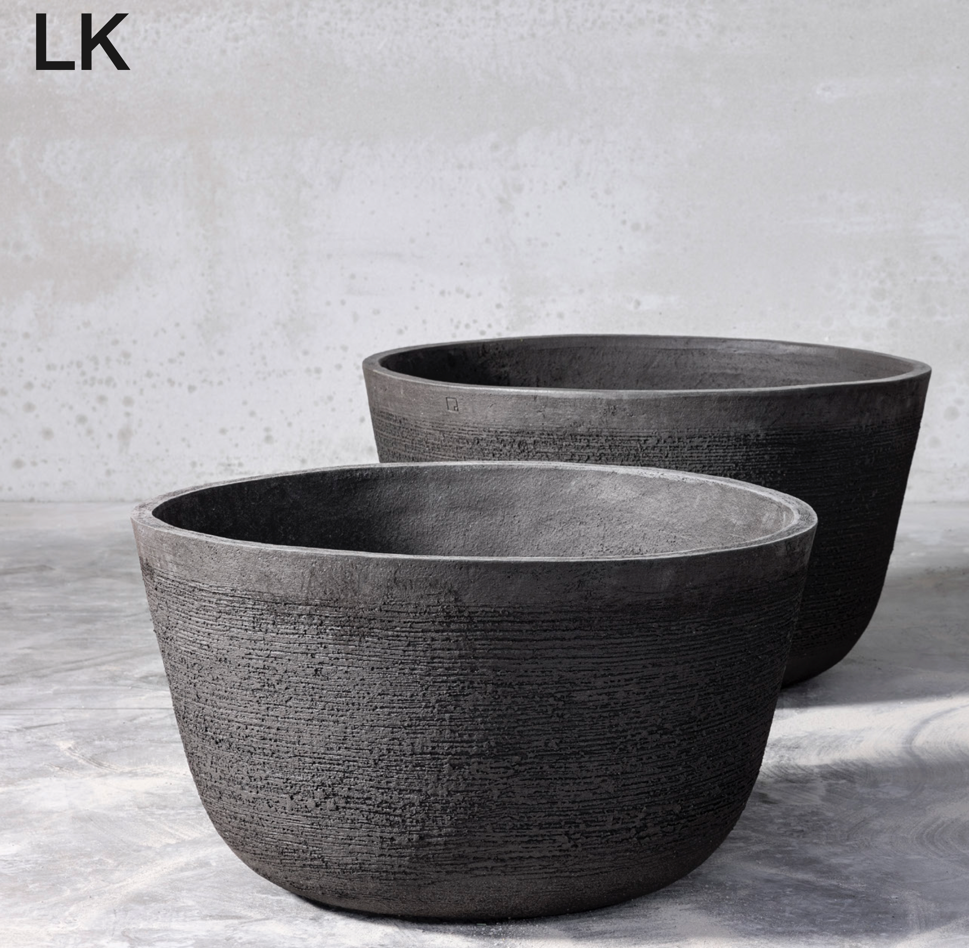 Das Atelier Vierkant Pflanzgefäß LK wurde mit viel Liebe zum Detail von talentierten Handwerkern hergestellt. Jeder Topf ist ein Unikat und strahlt Qualität und Eleganz aus. Zeige deinen Gästen mit diesem Kunstwerk, dass du einen Sinn für Schönheit hast. Worauf wartest du noch? Verleihe deinem Garten oder deiner Terrasse das gewisse Etwas mit dem Atelier Vierkant frostfesten Blumentopf LK! Bestelle noch heute und mache deine Pflanzen zu echten Hinguckern.