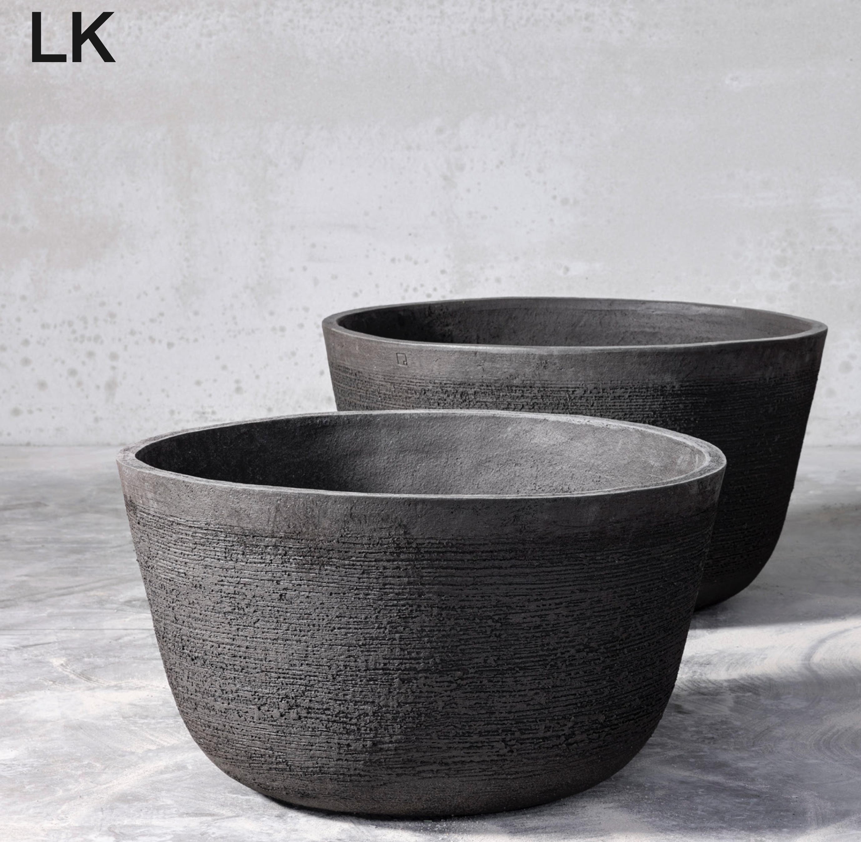 Das Atelier Vierkant Pflanzgefäß LK wurde mit viel Liebe zum Detail von talentierten Handwerkern hergestellt. Jeder Topf ist ein Unikat und strahlt Qualität und Eleganz aus. Zeige deinen Gästen mit diesem Kunstwerk, dass du einen Sinn für Schönheit hast. Worauf wartest du noch? Verleihe deinem Garten oder deiner Terrasse das gewisse Etwas mit dem Atelier Vierkant frostfesten Blumentopf LK! Bestelle noch heute und mache deine Pflanzen zu echten Hinguckern.