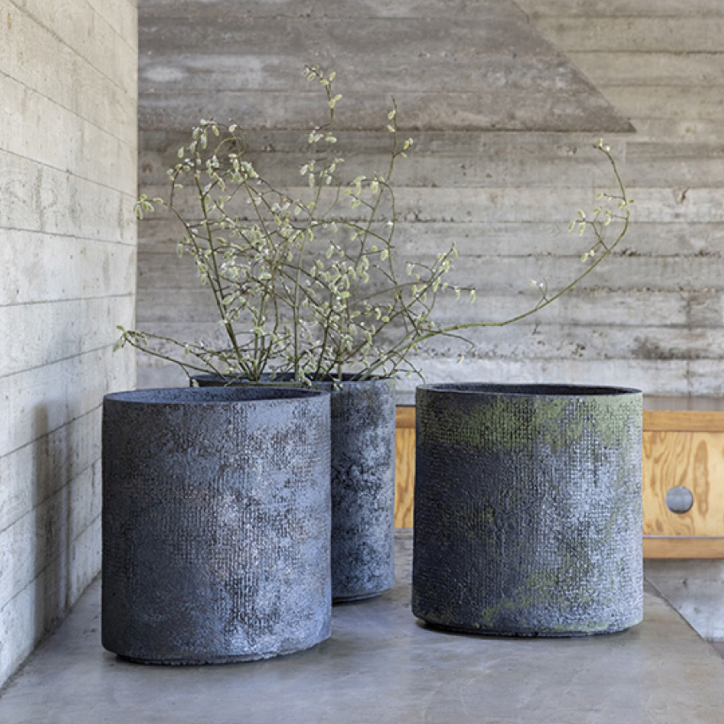 Entdecke das elegante Atelier Vierkant Pflanzgefäß aus der OP Kollektion. Dieses hochwertige Gefäß vereint Ästhetik und Funktionalität auf perfekte Weise. Mit seinem modernen Design und der robusten Verarbeitung ist es die ideale Wahl für stilbewusste Gartenliebhaber. Setze ein Statement in deinem Außenbereich mit diesem exquisiten Pflanzgefäß von Atelier Vierkant.