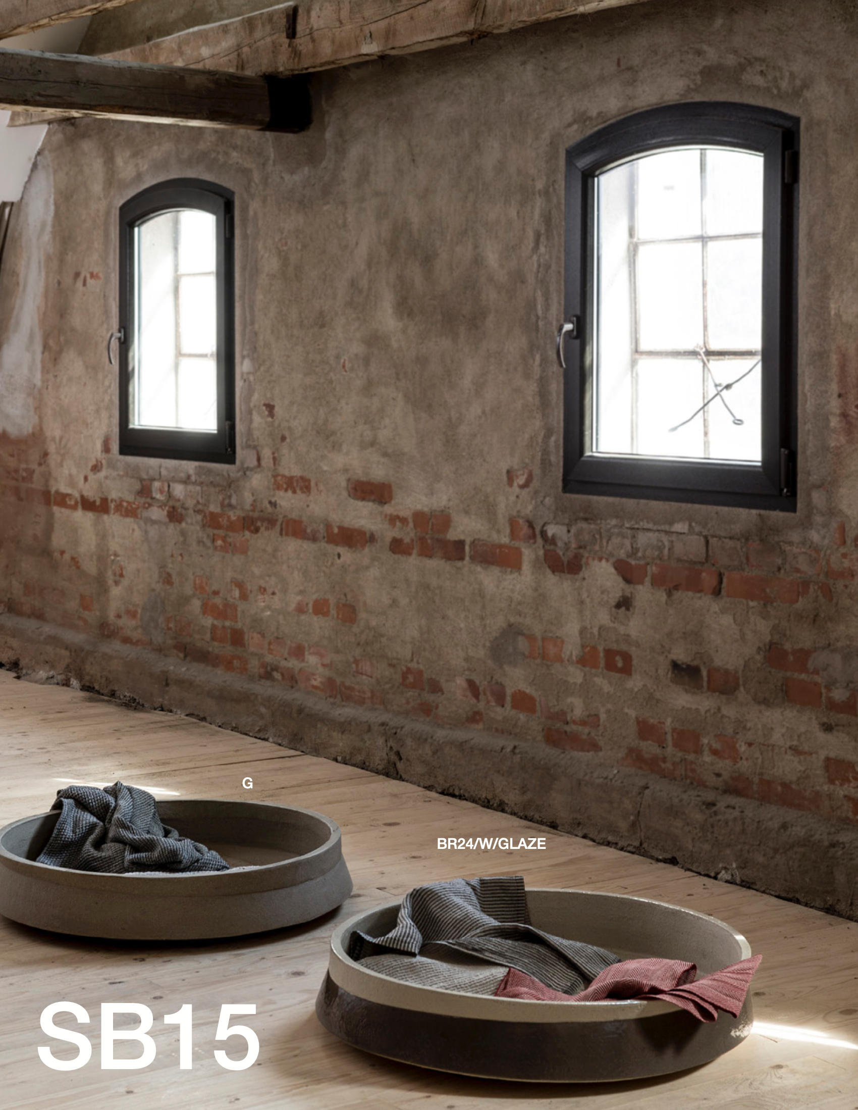 Verwandeln Sie Ihren Garten mit der exklusiven Pflanzenschale SB15 von Atelier Vierkant in eine stilvolle Wohlfühloase. Diese handgefertigte Schale vereint hochwertiges Terrakotta mit zeitlosem Design und ist in einer Vielzahl von Farben erhältlich, die perfekt zu Ihrem persönlichen Stil passen. Lassen Sie sich von der frostfesten Qualität überzeugen und genießen Sie das ganze Jahr über die ästhetische Präsenz dieser außergewöhnlichen Schale. 