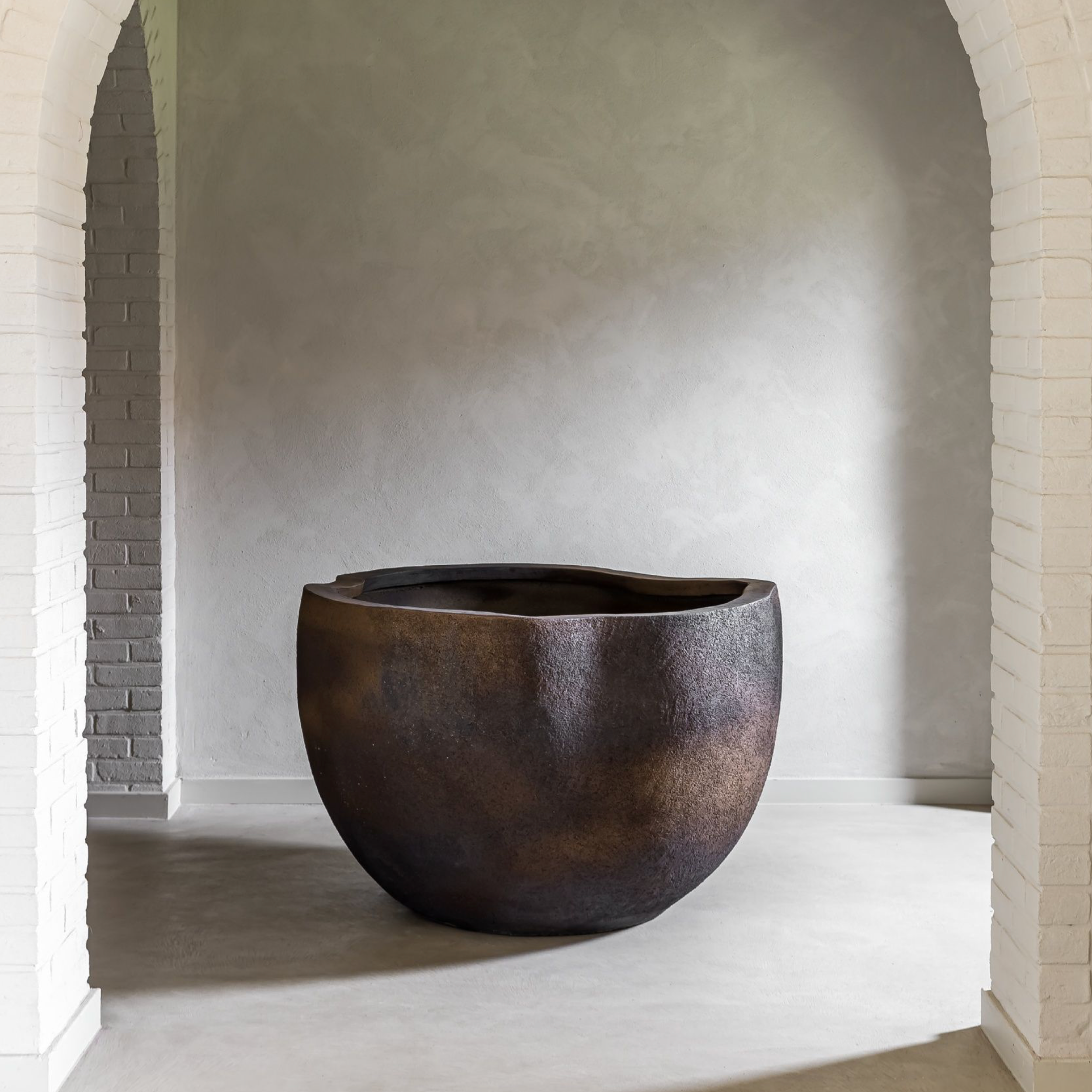 Taalo Pflanzgefäß – Großes Gefäß mit weichen, wellenförmigen Linien und unregelmäßiger Oberkante.