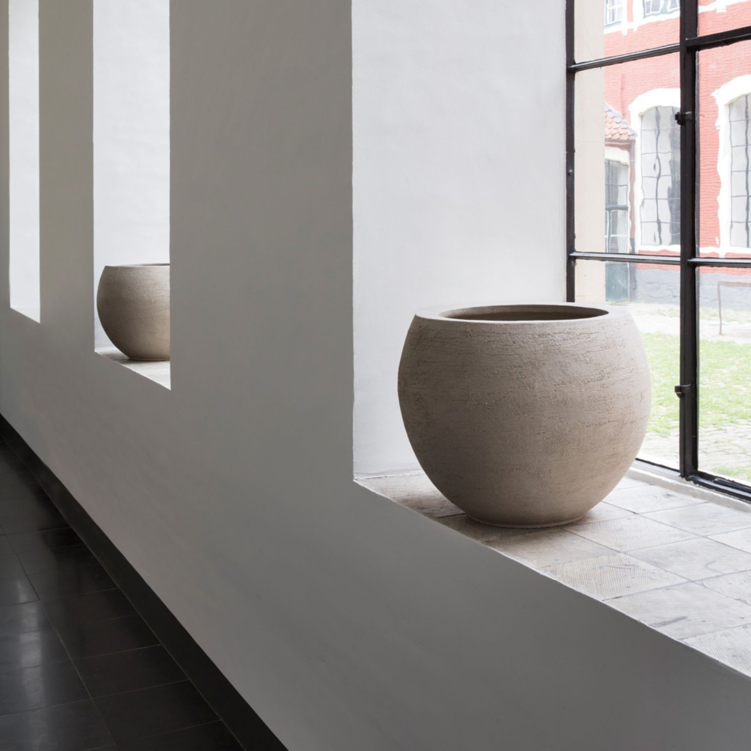 Der Pflanzentopf besteht aus hochwertigem Terrakotta und ist frostfest, ideal für den Außenbereich.