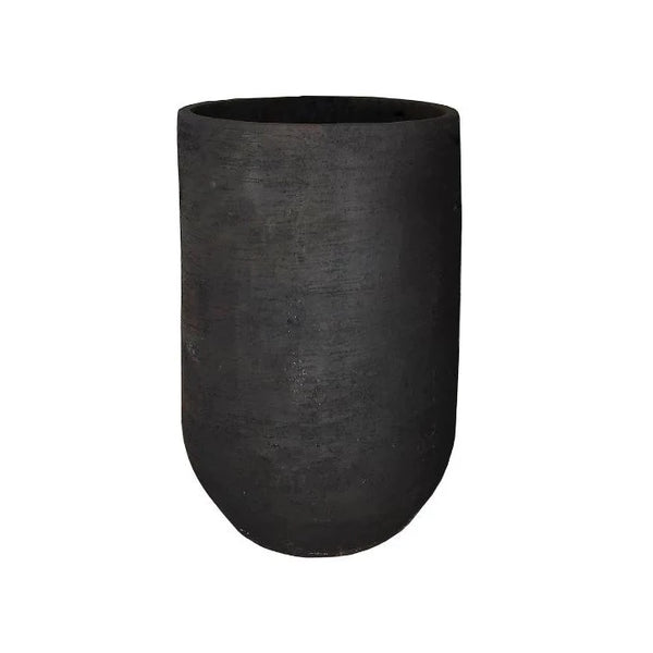 Atelier Vierkant Vase UH80 in Black sind für den Innen und Außenbereich geeignet.