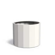 Zeitlose Eleganz für Ihren Garten
Das BOXER Aluminium-Pflanzgefäß bringt stilvolle Akzente in Ihren Außenbereich. Seine schlichte Schönheit fügt sich harmonisch in jede Gartenlandschaft ein und verleiht Ihrem Raum ein zeitloses Flair. Über Jahre hinweg können Sie sich an seiner ansprechenden Erscheinung erfreuen.