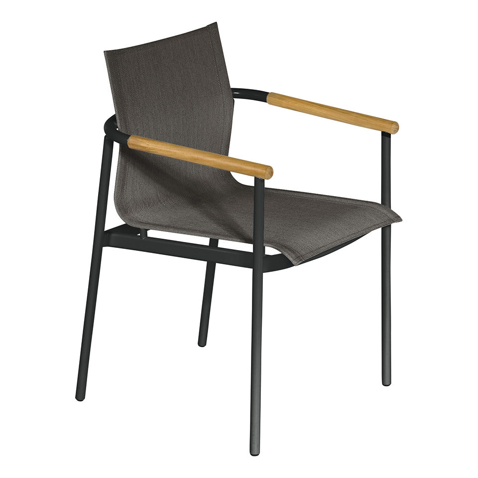 Dieser Barlow Tyrie Esszimmerstuhl für den Außenbereich hat eine glatte, leicht strukturierte Sitzfläche und Armlehnen aus glattem Holz.