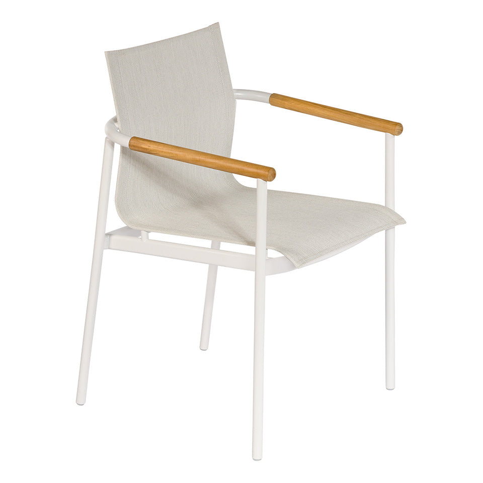 Die Armlehnen sind aus glattem, massivem Holz, das sich warm anfühlt.